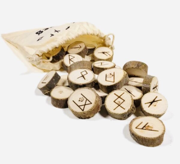 runes en bois dans un sachet coton