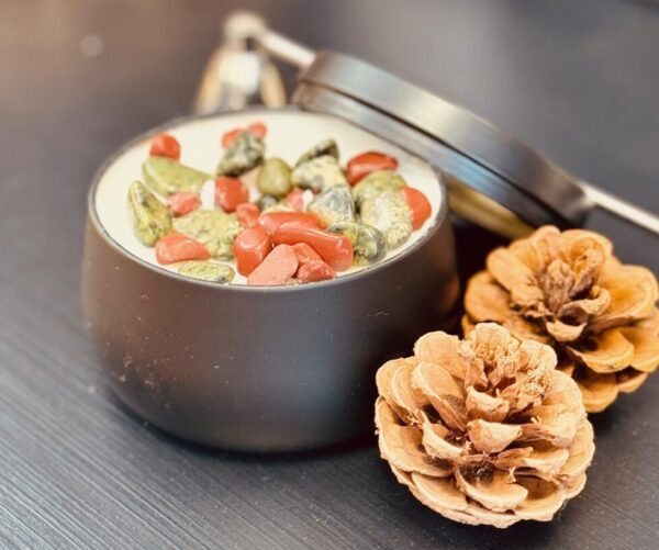 bougie spirituelle d'automne avec pierres naturelles de jade néphrite et jaspe rouge
