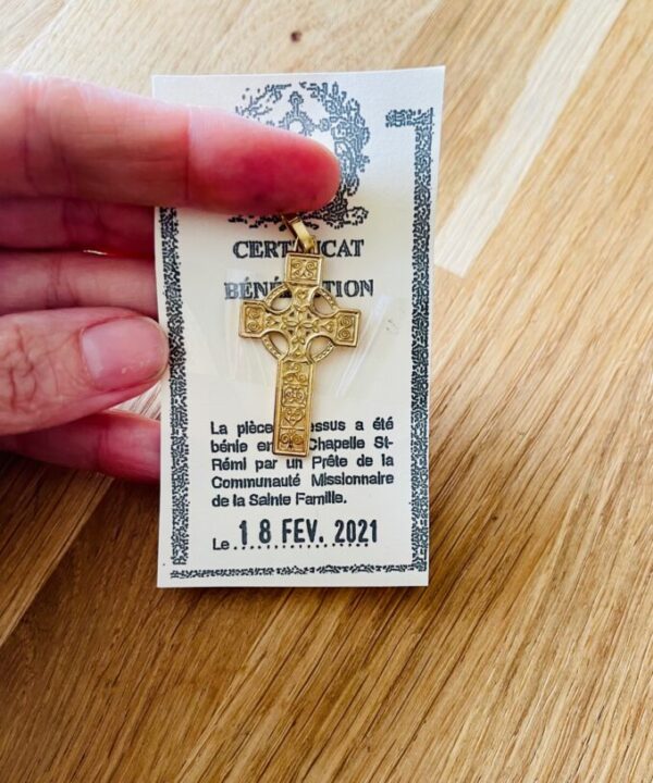 croix celte dorée