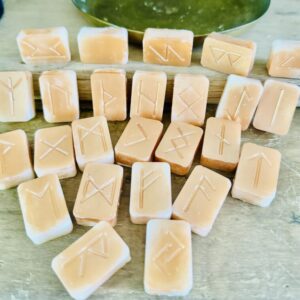 25 runes en cire d'olive et à l'odeur de nag champa pour 130gr