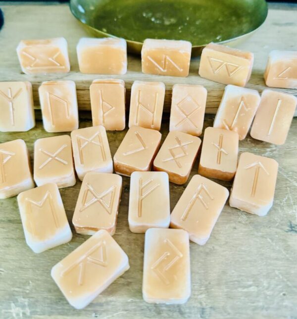 25 runes en cire d'olive et à l'odeur de nag champa pour 130gr