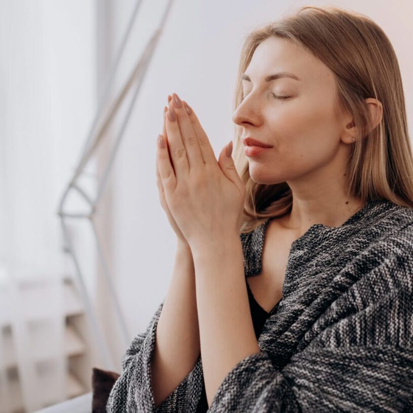 une femme qui medite en détox emotionnelle