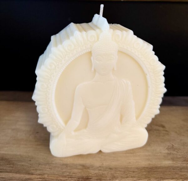 une grande bougie zen bouddha