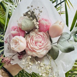 un bouquet de 6 fleurs en bougies et fondants parfumés