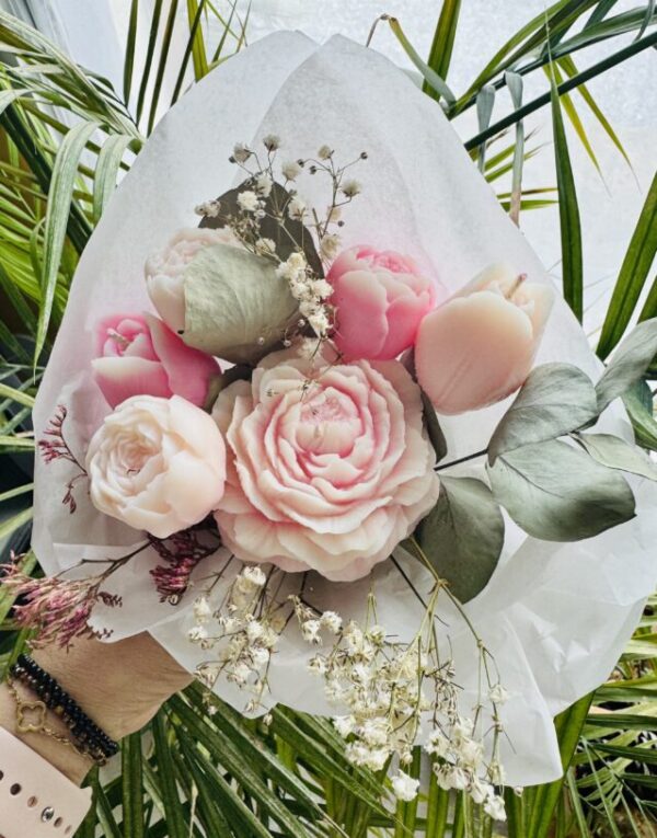 un bouquet de 6 fleurs en bougies et fondants parfumés