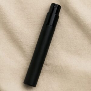un petit vaporisateur de sac en verre noir de 10ml
